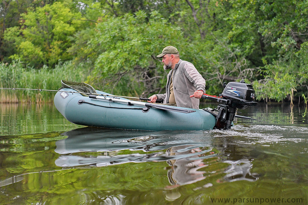 去钓鱼！一个人，一根杆子和一艘带F2.6舷外机的船